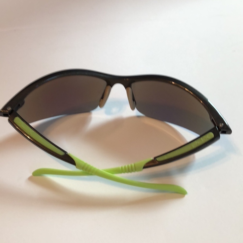 🏵2/$35🏵 Fashion Sunglasses - Picture 9 of 11
